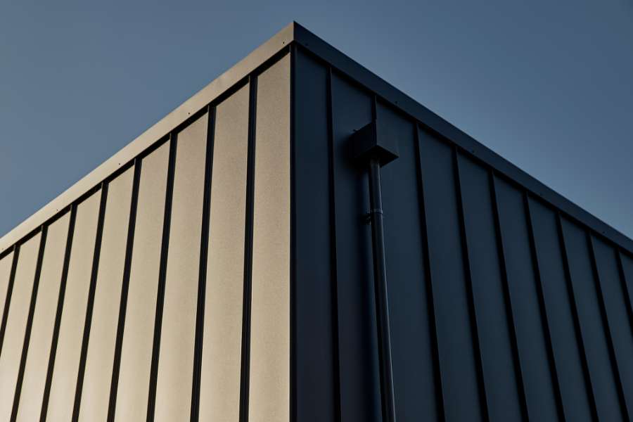 Stilvolle Stahlprofile an der Fassade eines neu errichteten Hauses mit Platz für alles, Navervænget 9, 6710 Esbjerg, Dänemark